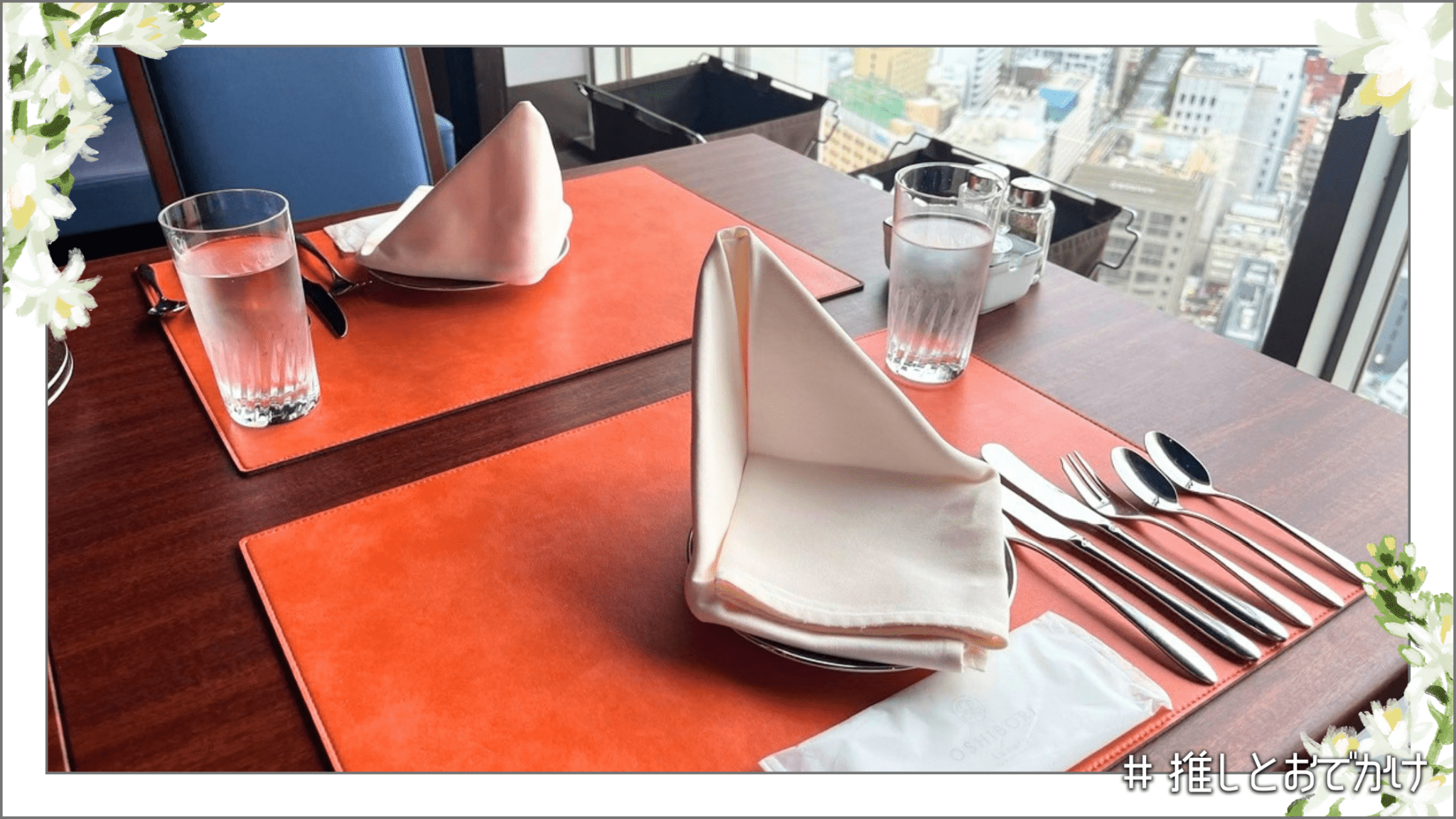 アーティスト カフェの窓際のテーブルと街並み